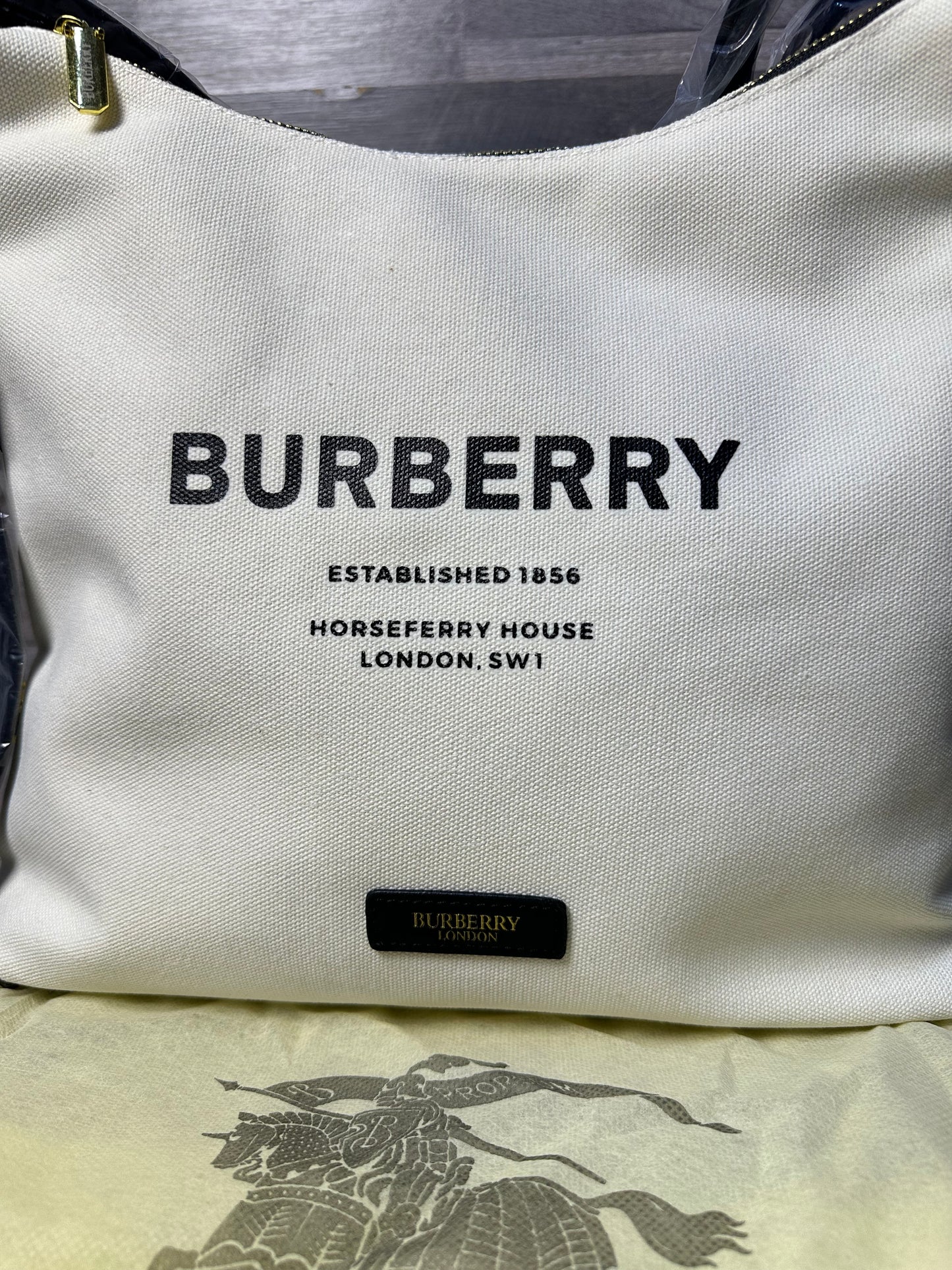 Burberry Classic White 2025 bags women’s