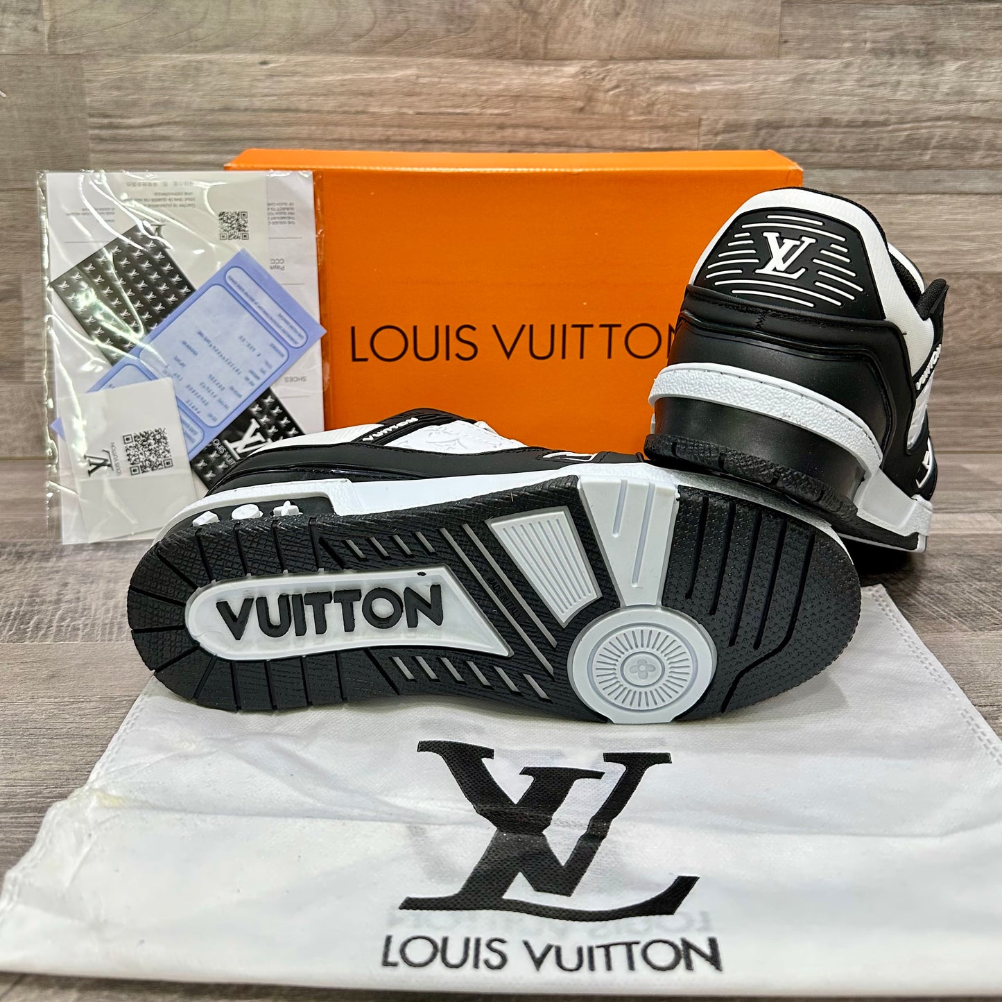 L-V Trainer Black White Sneaker B2